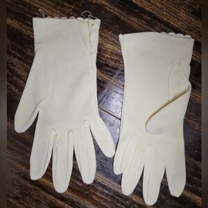 vintage 1940s scalloped gloves